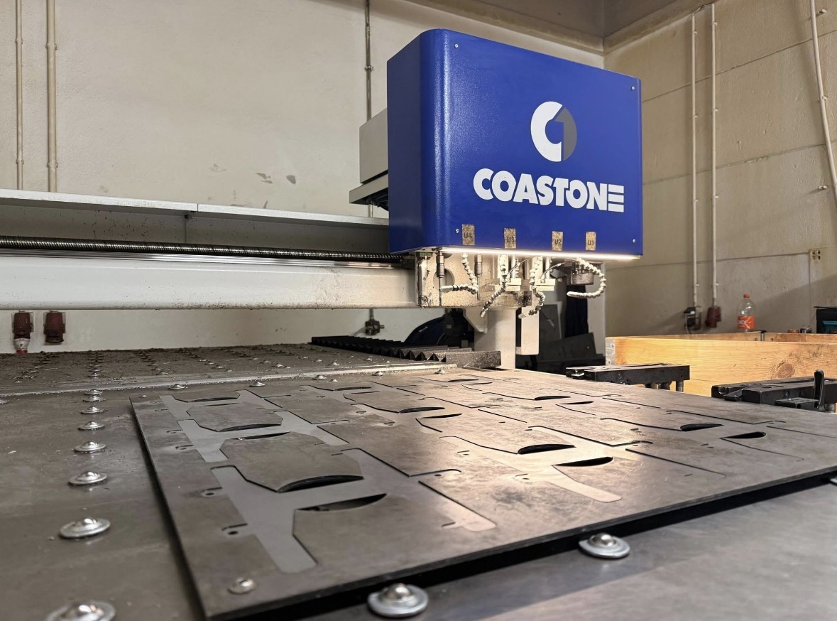CNC rezalni stroj Coastone pri rezanju kovinske plošče