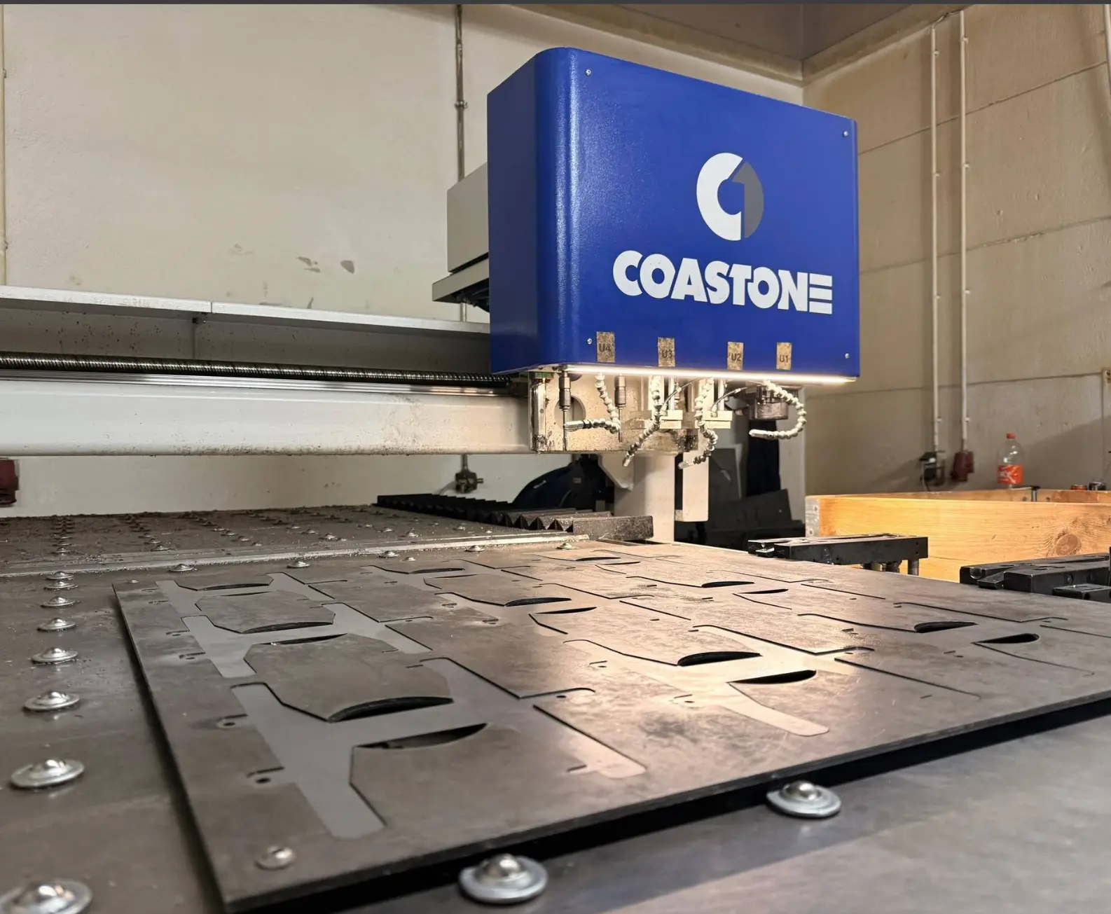 CNC glava Coastone med obdelavo jeklene plošče